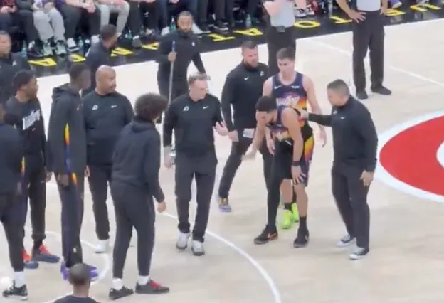 开云app-太阳记者：为减少膝盖压力，布克赛后拄拐离开更衣室