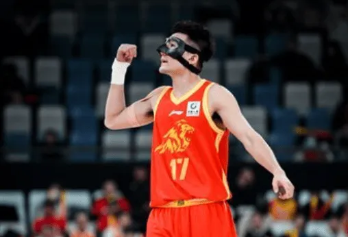 开云app-孙铭徽全场投篮8中4，三分4中2得到12分4篮板7助攻1抢断